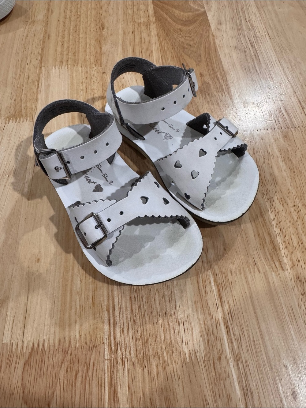 Girls White Heart-Detail Buckle Sandals